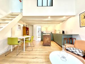 Les Suites du Richelieu, climatisées , 4 pers,à Nîmes