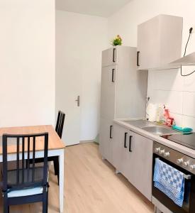 Central Düsseldorf Cozy 2-Bedroom Apartment with Kitchen