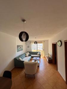 Stylish & Spacious Apartment Near the Beach