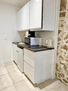 BRULEE - BRAND NEW - 2 room duplex WIFI, AC, central