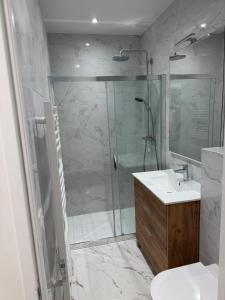 BRULEE - BRAND NEW - 2 room duplex WIFI, AC, central
