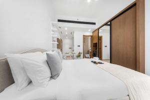 StayShort - Bright & Comfortable Studio Apartment in Jumeirah Village Circle for 2 with Balcony!