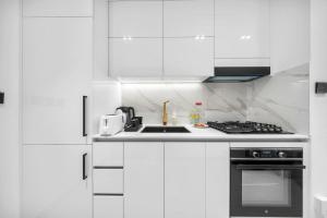 StayShort - Bright & Comfortable Studio Apartment in Jumeirah Village Circle for 2 with Balcony!