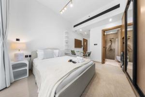 StayShort - Bright & Comfortable Studio Apartment in Jumeirah Village Circle for 2 with Balcony!