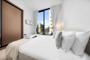 StayShort - Bright & Comfortable Studio Apartment in Jumeirah Village Circle for 2 with Balcony!