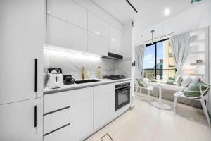 StayShort - Bright & Comfortable Studio Apartment in Jumeirah Village Circle for 2 with Balcony!