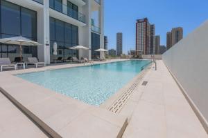 StayShort - Bright & Comfortable Studio Apartment in Jumeirah Village Circle for 2 with Balcony!