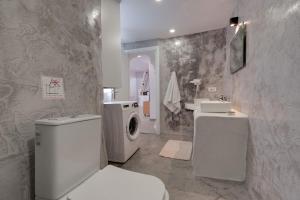 Authentic White 2Bd Flat Home in Emporio Santorini