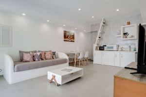 Authentic White 2Bd Flat Home in Emporio Santorini