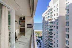 Apê Beira Mar com Ar Cond em Condomínio Clube com Piscina, Churrasqueira, Proximo ao Beto Carrero