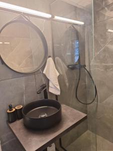 White studio kalathos