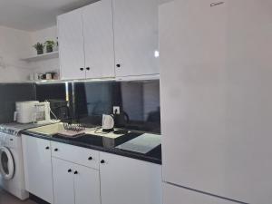 White studio kalathos