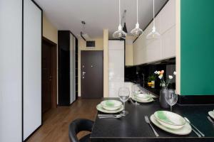 Stylish Apartment with Air Conditioning and a Private Garden by Noclegi Renters