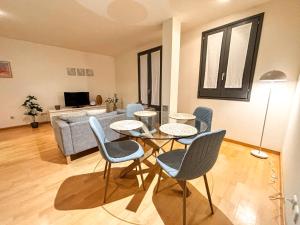 Two bedroom apartment behind the Rambla