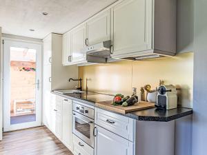 Apartment Verschlafen-- in sanfte Hügel eingebettet- by Interhome