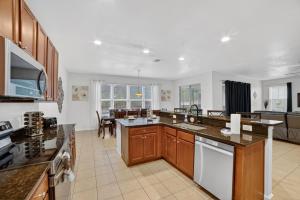6BR Davenport Oasis for 12 Pool, Spa & Games home
