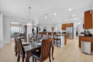 6BR Davenport Oasis for 12 Pool, Spa & Games home