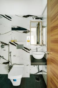 Anya 2BHK near BKC by Square One Stays