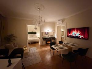 2BDR Balcony Apartment with Optional Garage near Parliament