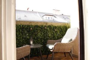 2BDR Balcony Apartment with Optional Garage near Parliament