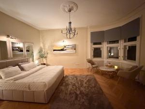2BDR Balcony Apartment with Optional Garage near Parliament
