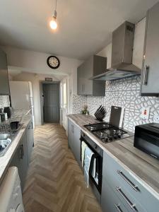 Detached House Sleeps 5 with Garden and Parking