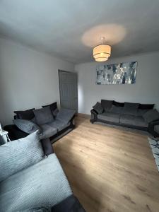 Detached House Sleeps 5 with Garden and Parking