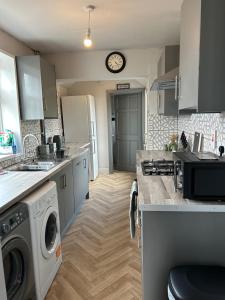 Detached House Sleeps 5 with Garden and Parking