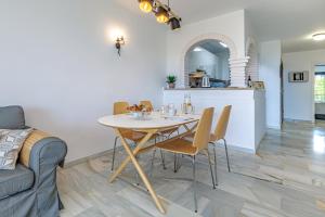 Renovated Apartment with Sea Views and Pool with Private Parking