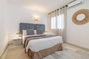 Renovated Apartment with Sea Views and Pool with Private Parking
