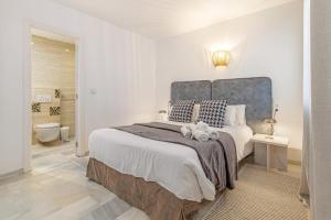 Renovated Apartment with Sea Views and Pool with Private Parking