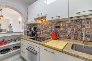 Renovated Apartment with Sea Views and Pool with Private Parking