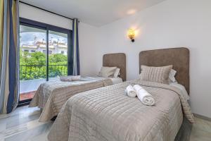 Renovated Apartment with Sea Views and Pool with Private Parking