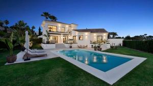 Luxurious 7-Bedroom Holiday House with Private Pool in Benidorm