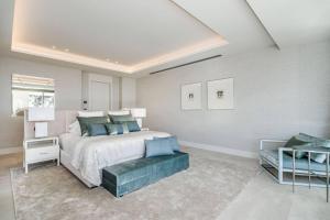 Luxurious 7-Bedroom Holiday House with Private Pool in Benidorm