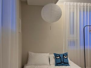 403 Newly Opened Yeonnam, 5 minutes from Hongdae airport bus Yeonhui private 4person studio modern wood black