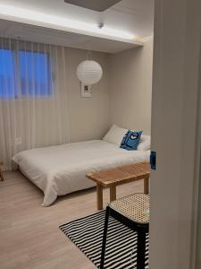 403 Newly Opened Yeonnam, 5 minutes from Hongdae airport bus Yeonhui private 4person studio modern wood black