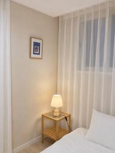 403 Newly Opened Yeonnam, 5 minutes from Hongdae airport bus Yeonhui private 4person studio modern wood black
