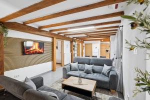 ANDRISS - Travel & Work - 5 BR - Kitchen - Parking