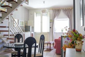 Villa with veranda 300 meters from Lido Gandoli
