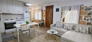 Antonis House Makri