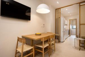 CF Stay, premium Old Town Living under the Castle!