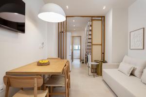 CF Stay, premium Old Town Living under the Castle!