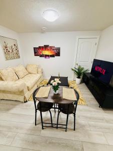 Cozy Haven - Home Away From Home Two-Bedroom Apartment