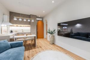 The Homey Flat Stylish 2BR City Apartment by PikHost