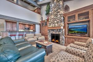 Lakefront Beauty + On Water Lakeland Village #610