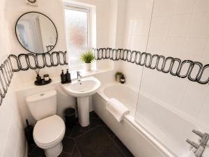 3 bedroom house with parking