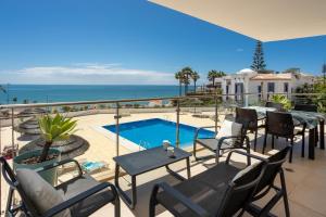 Bijou Flat Beach front, Sea Views, Pool, Garage