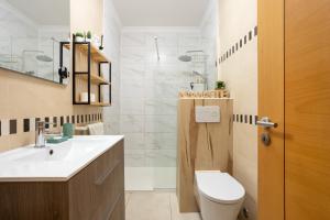 Bijou Flat Beach front, Sea Views, Pool, Garage