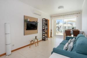 Bijou Flat Beach front, Sea Views, Pool, Garage
